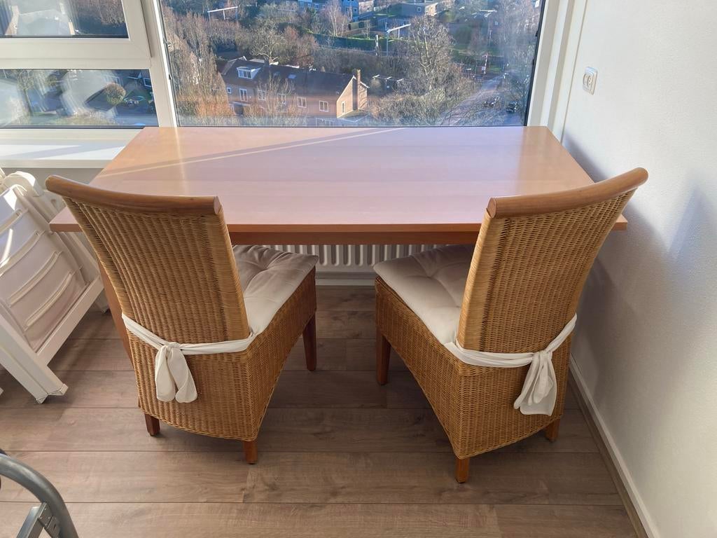 Houten eettafel met 2 rieten stoelen, Ophalen, Gebruikt, 100 tot 150 cm, Tot twee personen