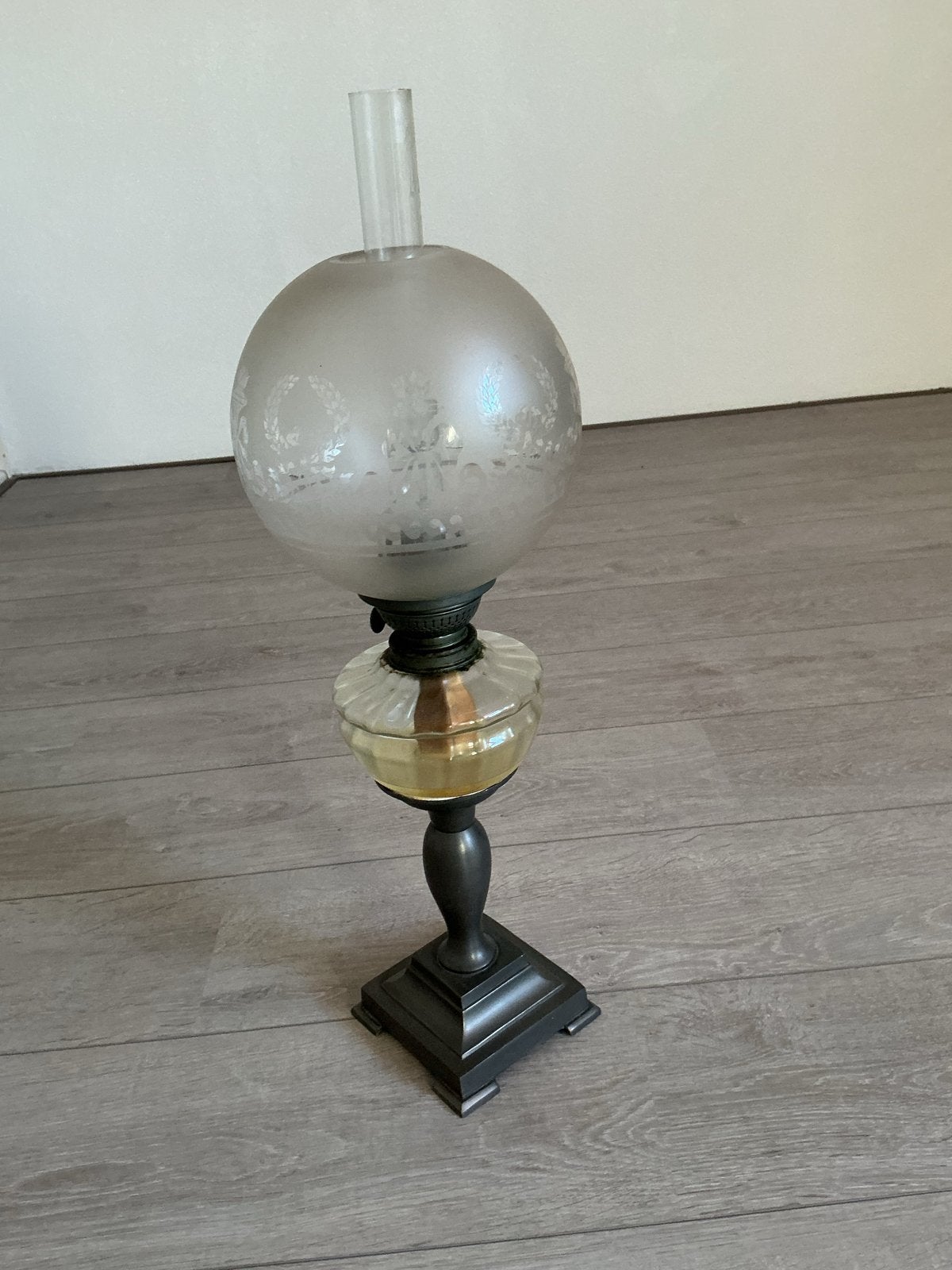 Antieke olielamp met tinnen voet en glazen kap, Antiek en Kunst, Ophalen