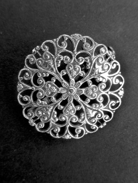 Antieke Broche Zilver Rond  Doorsnede 2,6 cm. Voor goed doel, Ophalen of Verzenden, Zilver, Broche