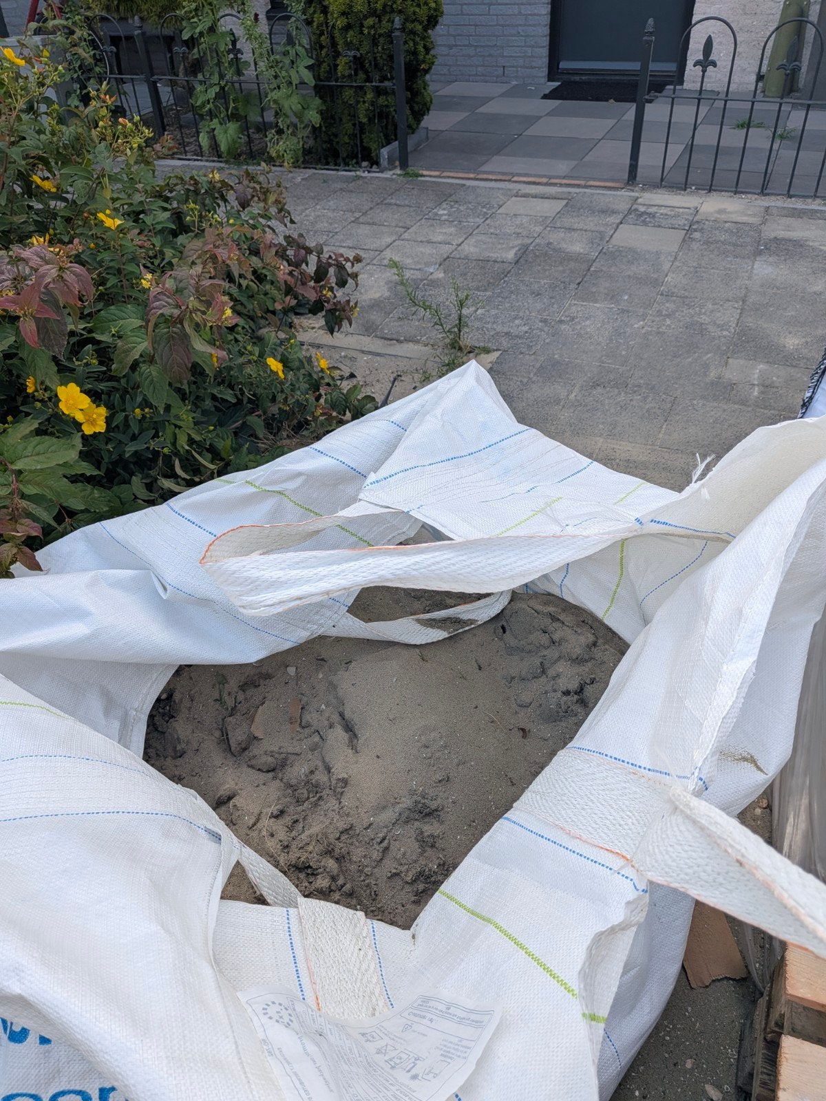 Ophoogzand / Vulzand over na tuinwerk, Ophalen, Nieuw, Ophoogzand