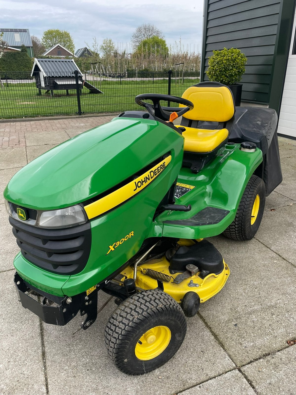 Nette John deere  x300R met achtervangbak, Ophalen, Zo goed als nieuw, Opvangbak, 90 tot 120 cm