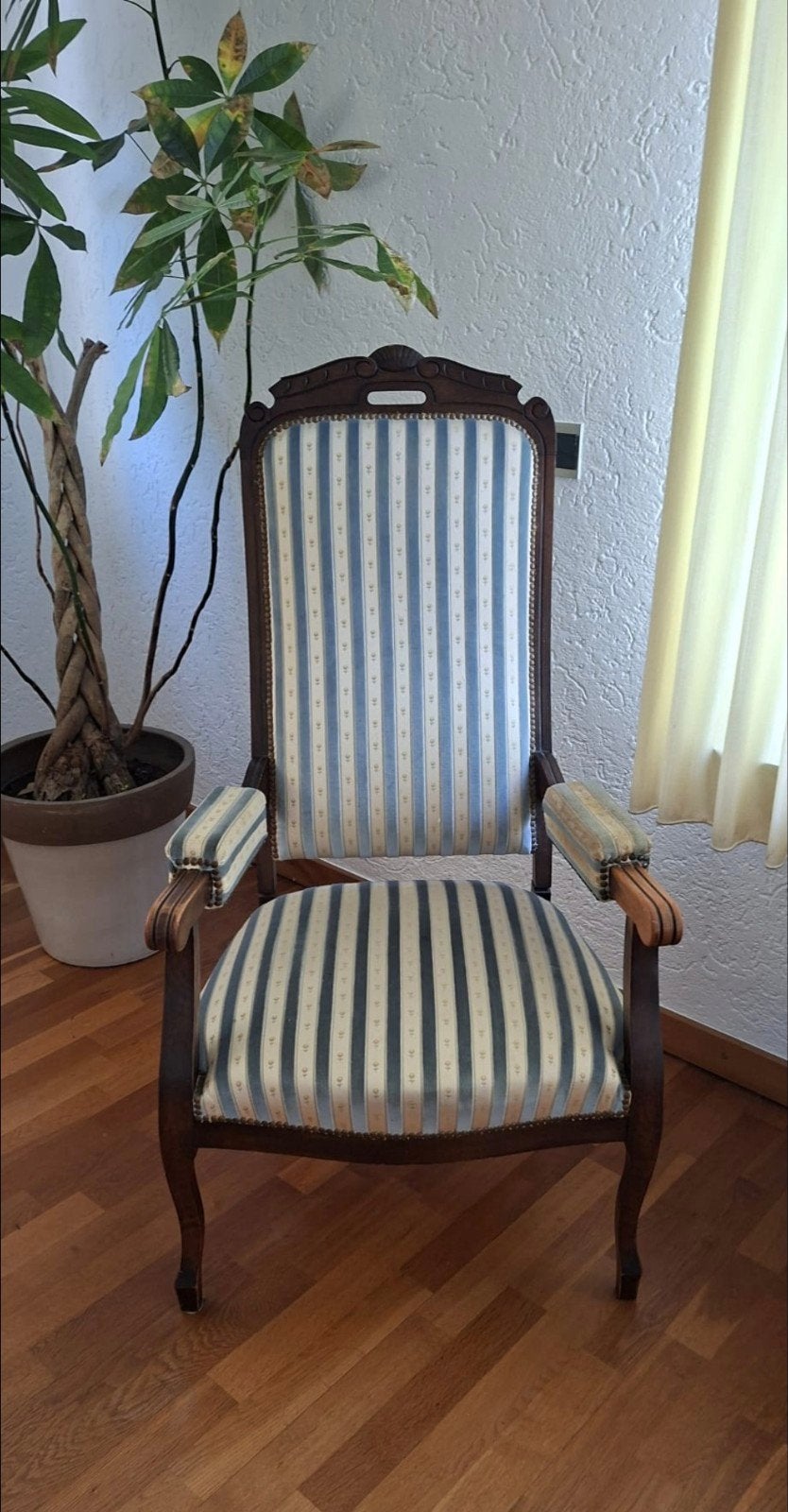 Mooi fauteuiltje met fluwelen bekleding, Antiek en Kunst, Antiek | Meubels | Stoelen en Banken, Ophalen