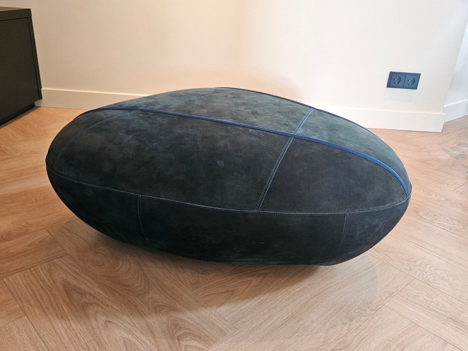Leolux Piatra poef - zwart suède/nubuck leer met blauwe bies, Ophalen, Leer, 75 tot 100 cm, Zo goed als nieuw