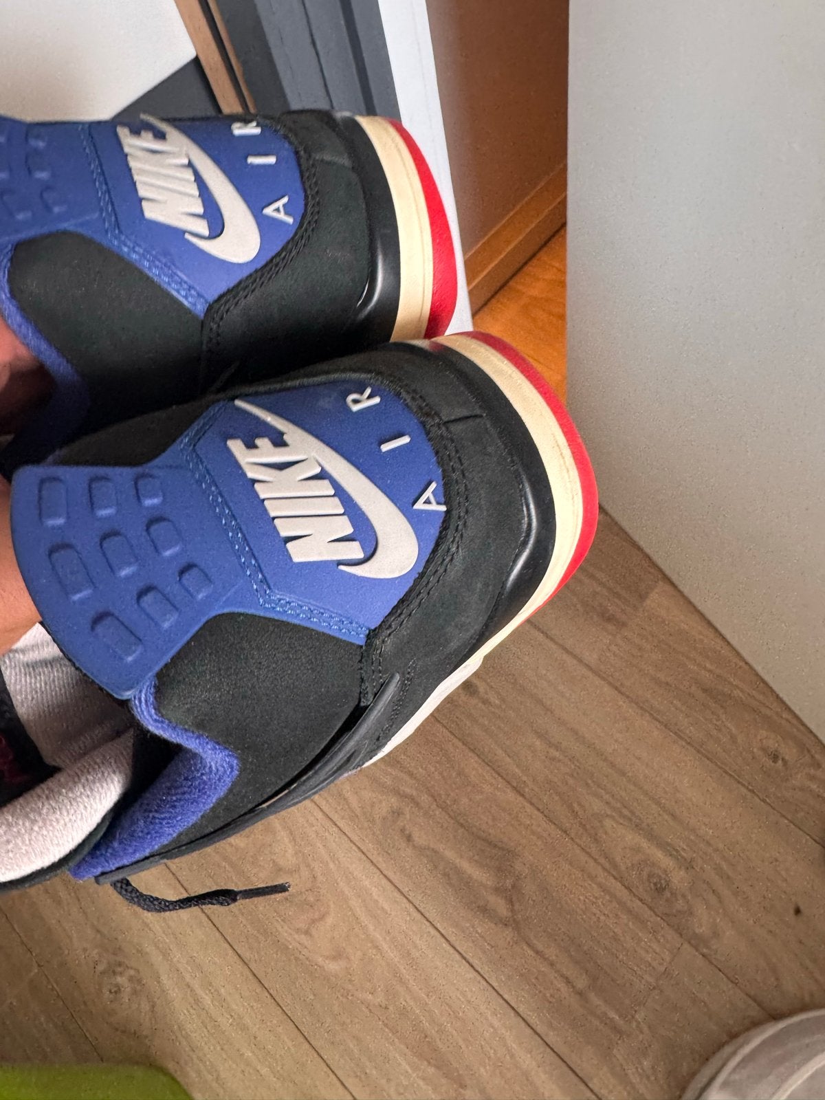 Jordan 4 Retro Air - Zwart/Rood/Blauw, Kleding | Heren, Schoenen, Ophalen of Verzenden, Gedragen, Zwart, Sneakers of Gympen