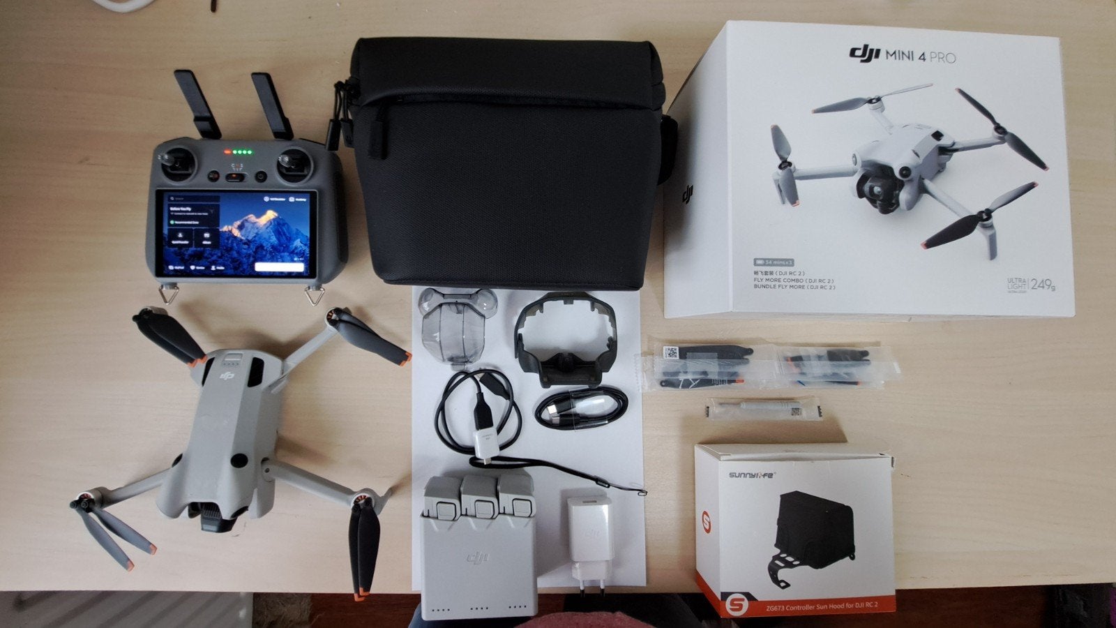 DJI Mini 4 Pro Fly More Combo met RC 2 controller, Gebruikt, Cameradrone, Extra accu('s), Ophalen of Verzenden