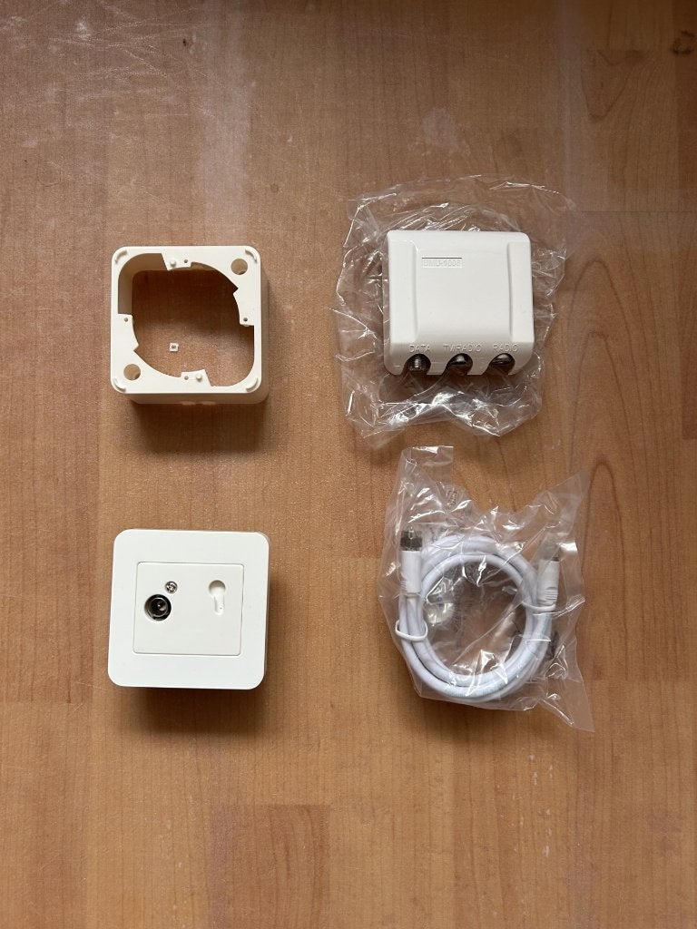 COAX aansluit set–Incl. aansluitkabels, opbouwdoos, stekker, Ophalen of Verzenden, Gebruikt, Overige merken, Stekker