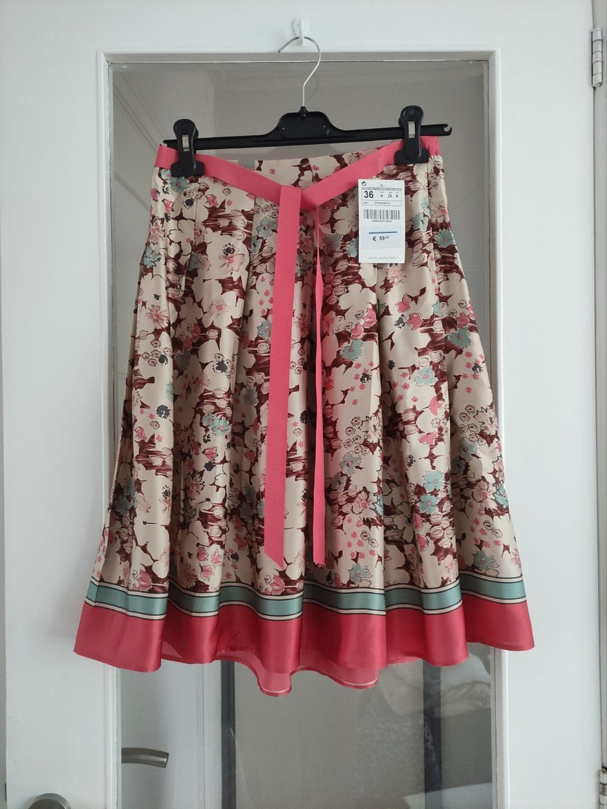 Zara zijden rok beige met bloemenmotief maat 36, Kleding | Dames, Zara, Nieuw, Knielengte, Maat 36 (S)