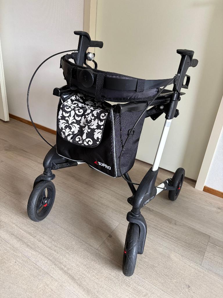 Zwarte Topro rollator met bijbehorende tas, Diversen, Rollators, Ophalen, Opvouwbaar, Zo goed als nieuw