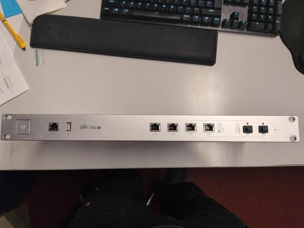 Ubiquiti UniFi Security Gateway Pro (USG-PRO-4), Computers en Software, Ophalen of Verzenden, Gebruikt, Router, Ubiquiti