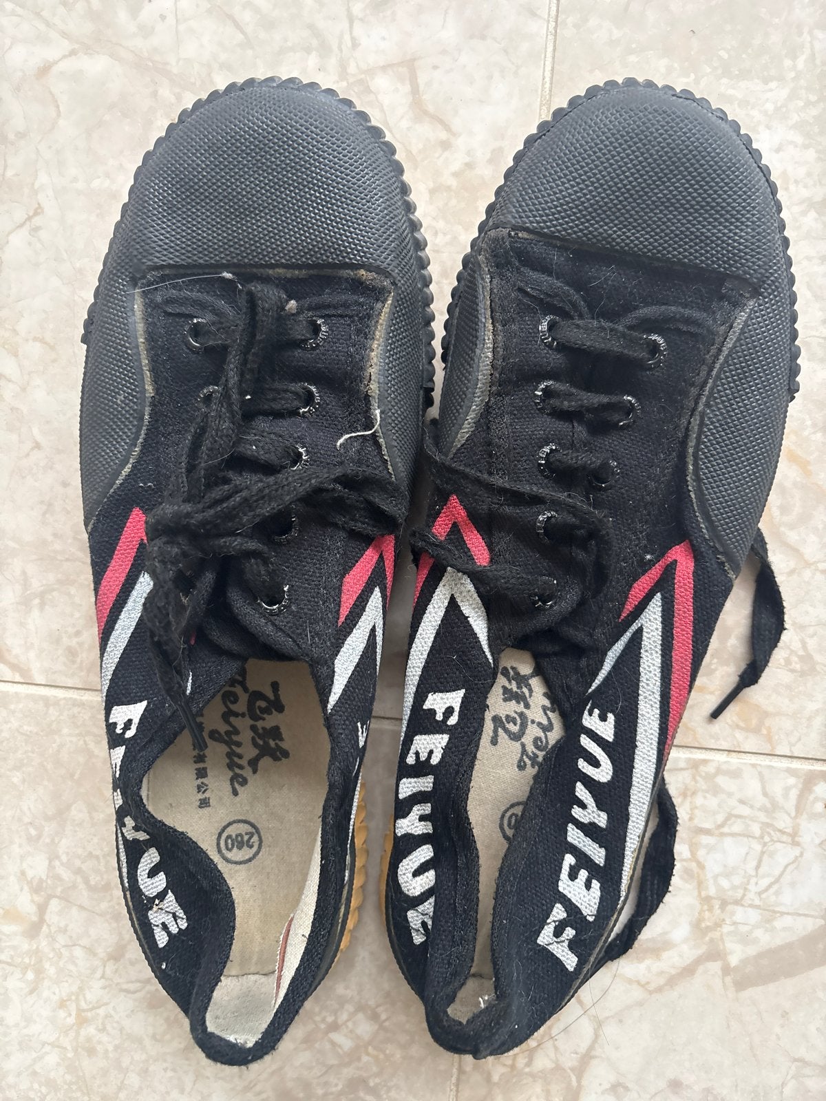 Feiyue sneakers - Zwart met rode en witte strepen, Ophalen of Verzenden, Gedragen, Zwart, Sneakers of Gympen