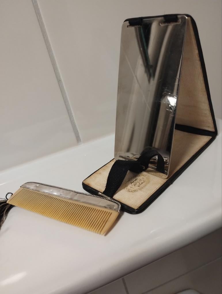 Oud zak spiegeltje en kam met zilveren rug in leren foudraal, Antiek en Kunst, Ophalen of Verzenden