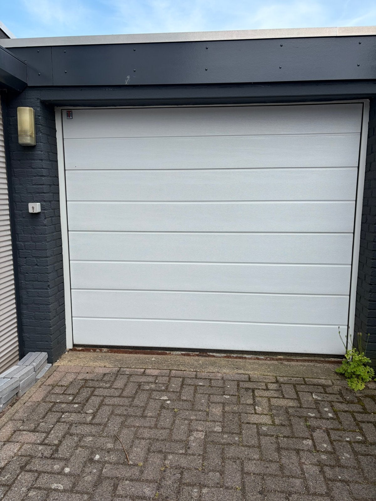 Elektrische witte garagepoort. Goed werkend., Doe-het-zelf en Verbouw, Ophalen, Zo goed als nieuw