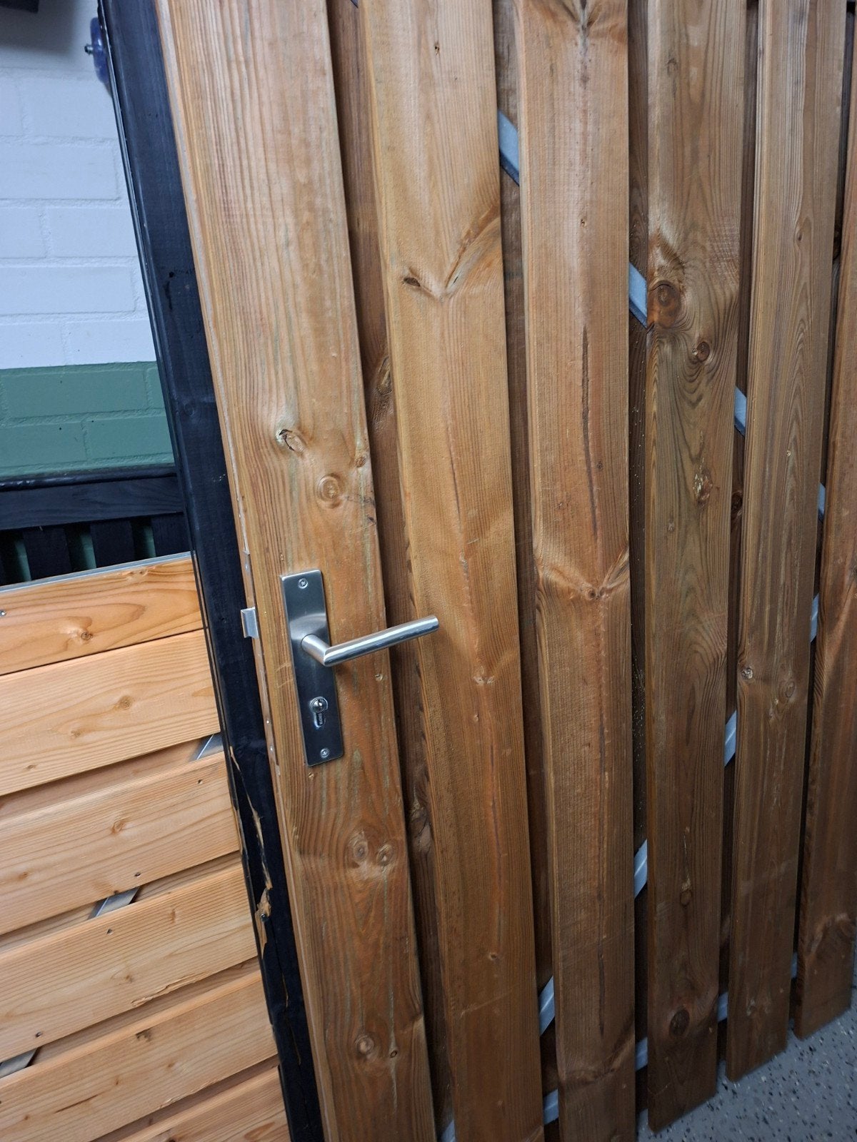 Schuttingdeuren met stalen frame en uniek ophangsysteem, Ophalen, Nieuw, Hout