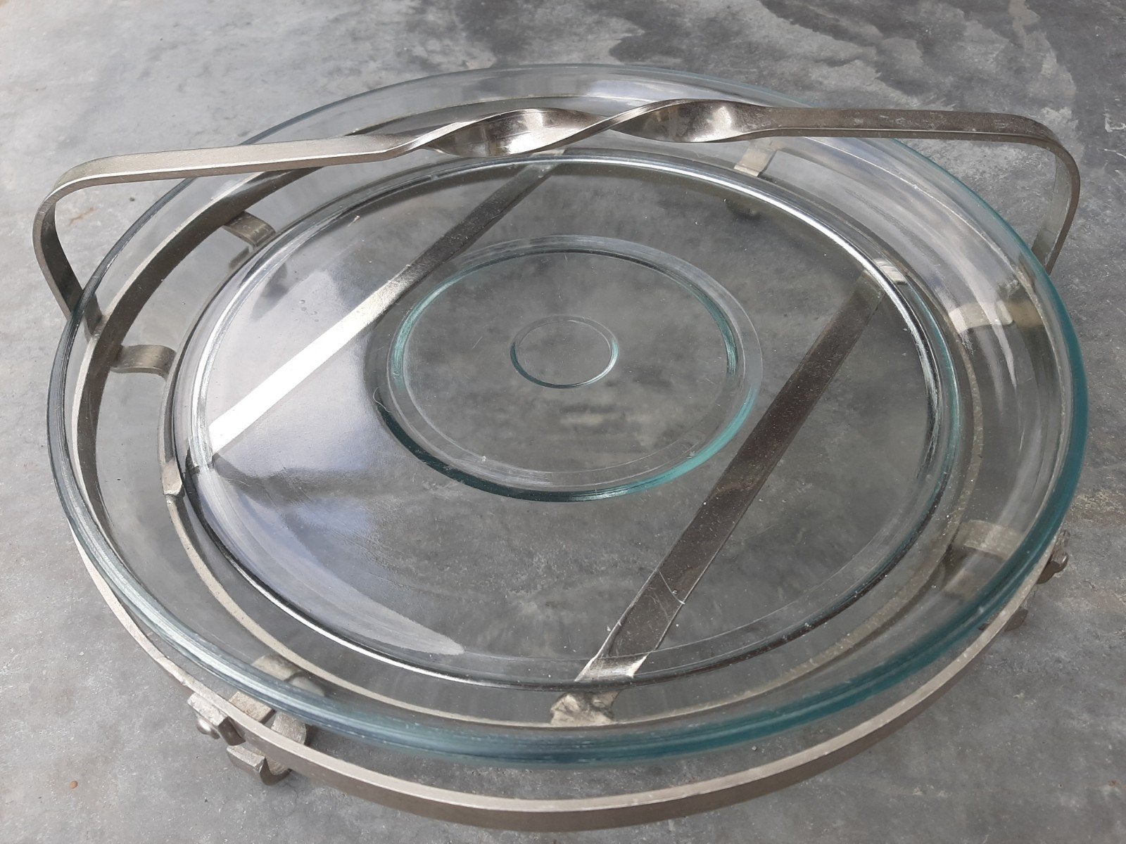 Grote vintage  glazen schaal met metalen rand en hengsel, Ophalen of Verzenden, Gebruikt, Glas