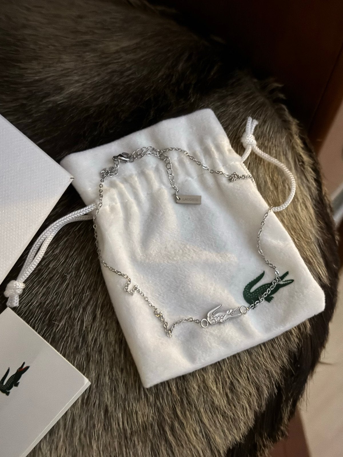 Nieuwe Lacoste ketting met krokodil hanger, Nieuw, Ophalen of Verzenden, Zilver, Overige materialen