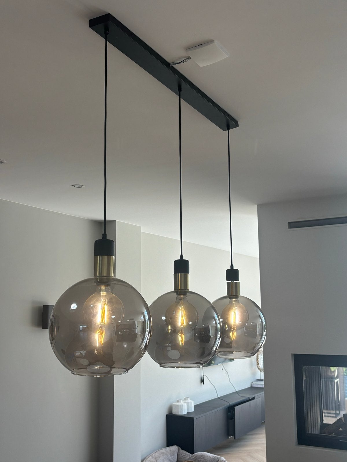 Moderne Eettafellamp met 3 Rookglazen Bollen, Ophalen, Zo goed als nieuw, Glas, 75 cm of meer