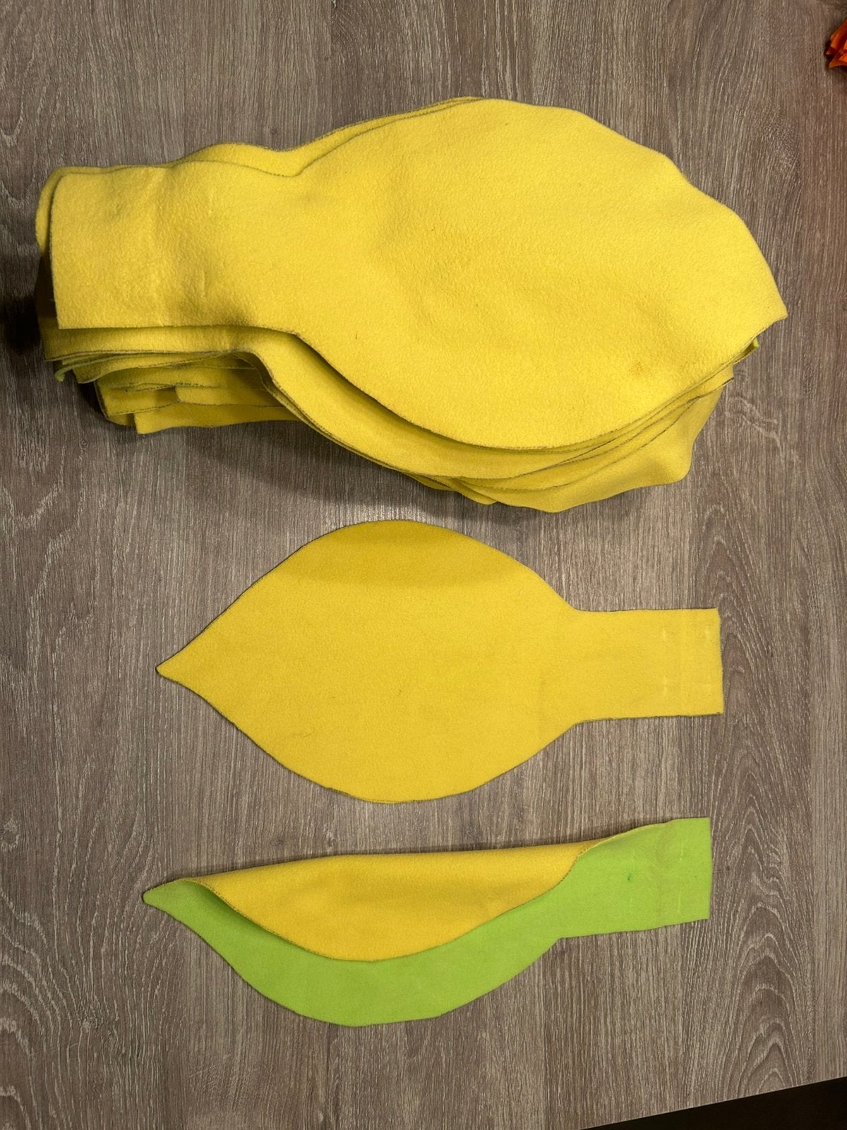 46x geel / groen Hawaï blad of bladeren / loopgroep carnaval, Kleding | Heren, Carnaval, Overige maten, Ophalen of Verzenden, Zo goed als nieuw