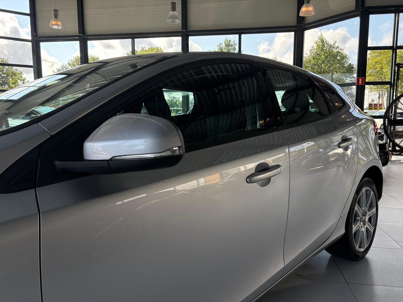 Volvo V40 1.5 T2 Nordic+ | Stoelverwarming | Navi | LED | PD, Euro 6, 4 cilinders, 700 kg, Leder en Stof