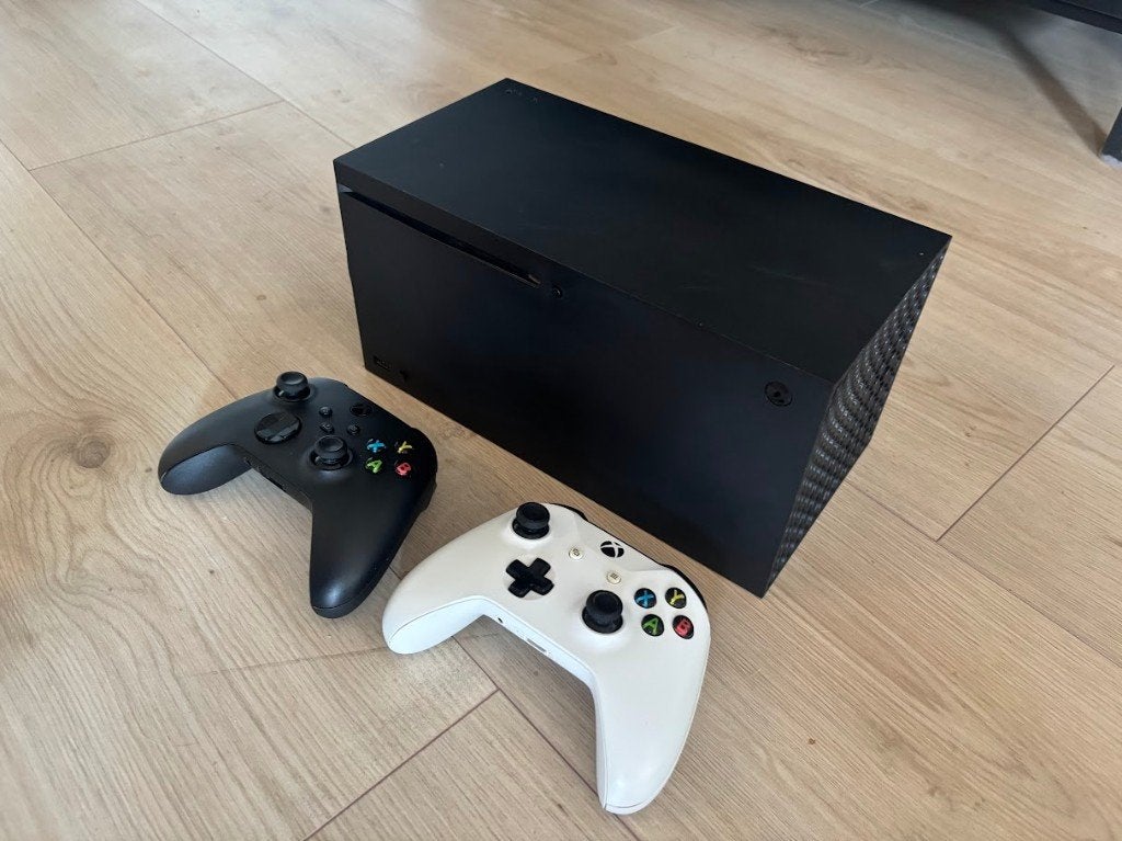 Foto 3 van Xbox Series X inc. Controllers
