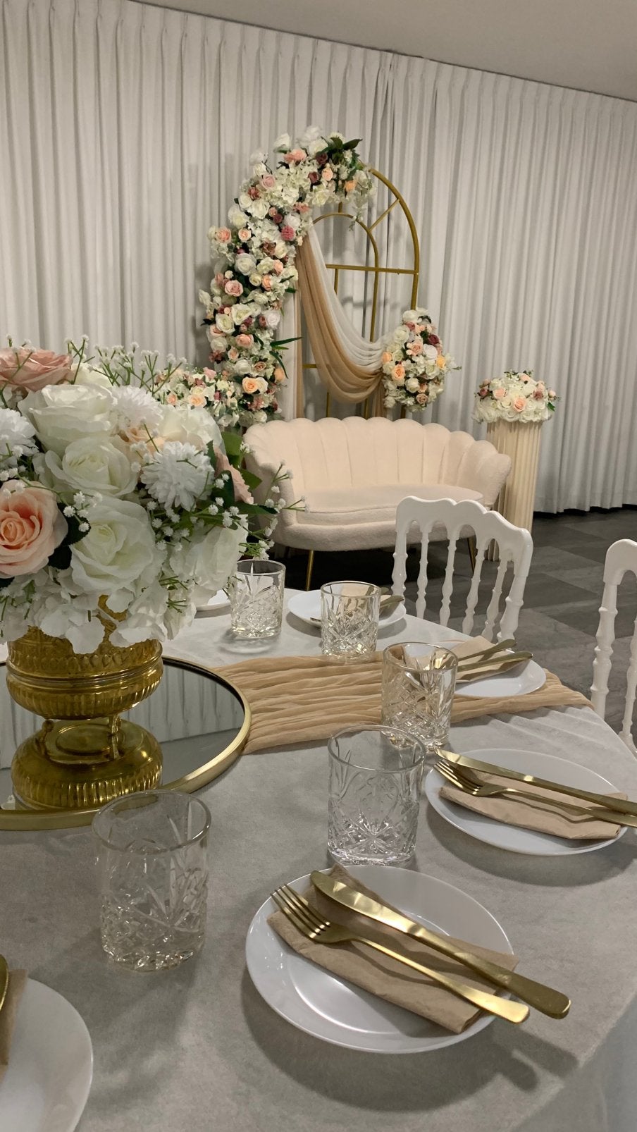 TE HUUR: backdrop peach roze beige bruidsbank, Ophalen of Verzenden, Zo goed als nieuw, Geboorte of Huwelijk