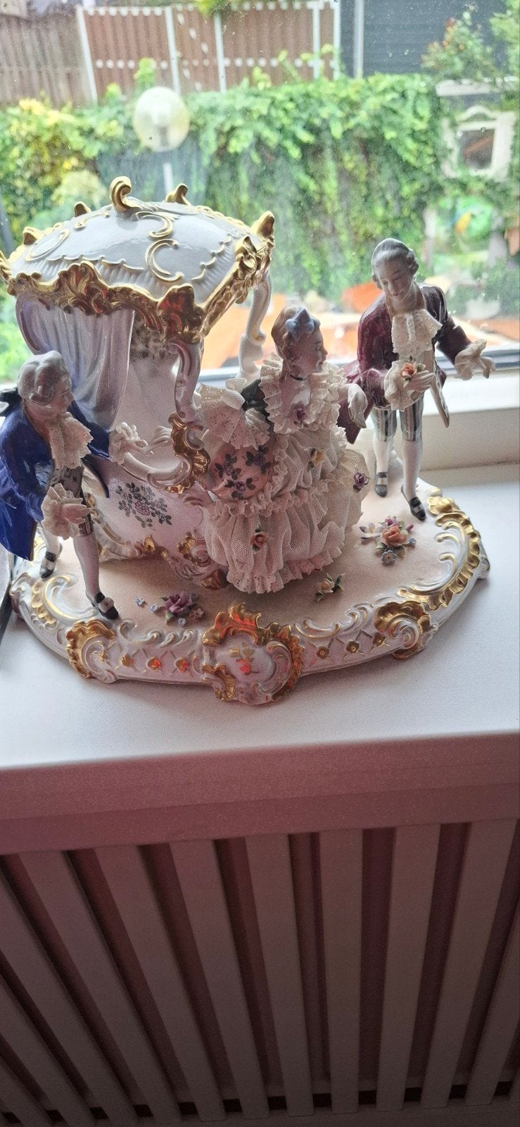 Antiek porseleinen beeldje: Rococo scène met koets, Ophalen