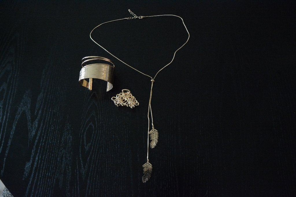 goudkleurige armband - ketting met veren - haarclip, Ophalen of Verzenden, Nieuw, Goud, Overige materialen