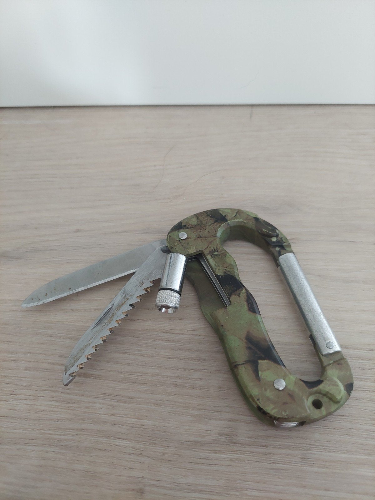Zakmes met mes, zaag en zaklampje - Camouflage design, Hobby en Vrije tijd, Overige Hobby en Vrije tijd, Ophalen of Verzenden