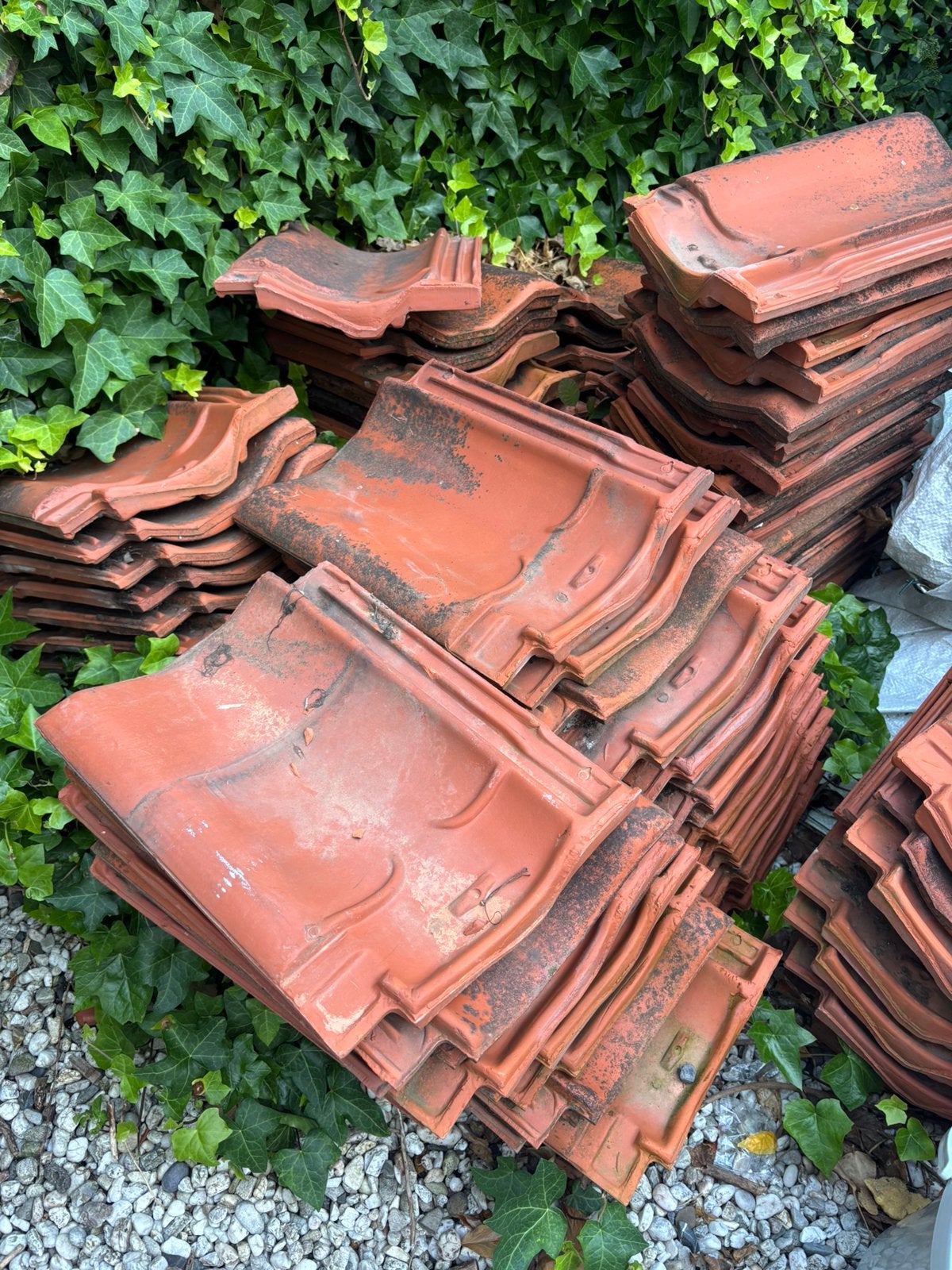 Dakpannen gratis afhalen 85 stuks, Doe-het-zelf en Verbouw, Dakpannen en Dakbedekking, Ophalen, Steen of Klei, Zo goed als nieuw