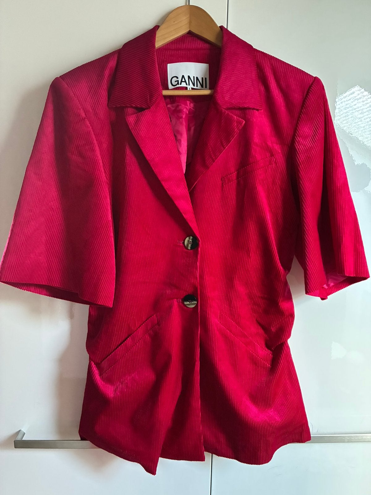 Ganni powershoulder blazer hot pink mt.40 nieuw met kaartje, Kleding | Dames, Jasjes, Kostuums en Pakken, Maat 38/40 (M), Nieuw
