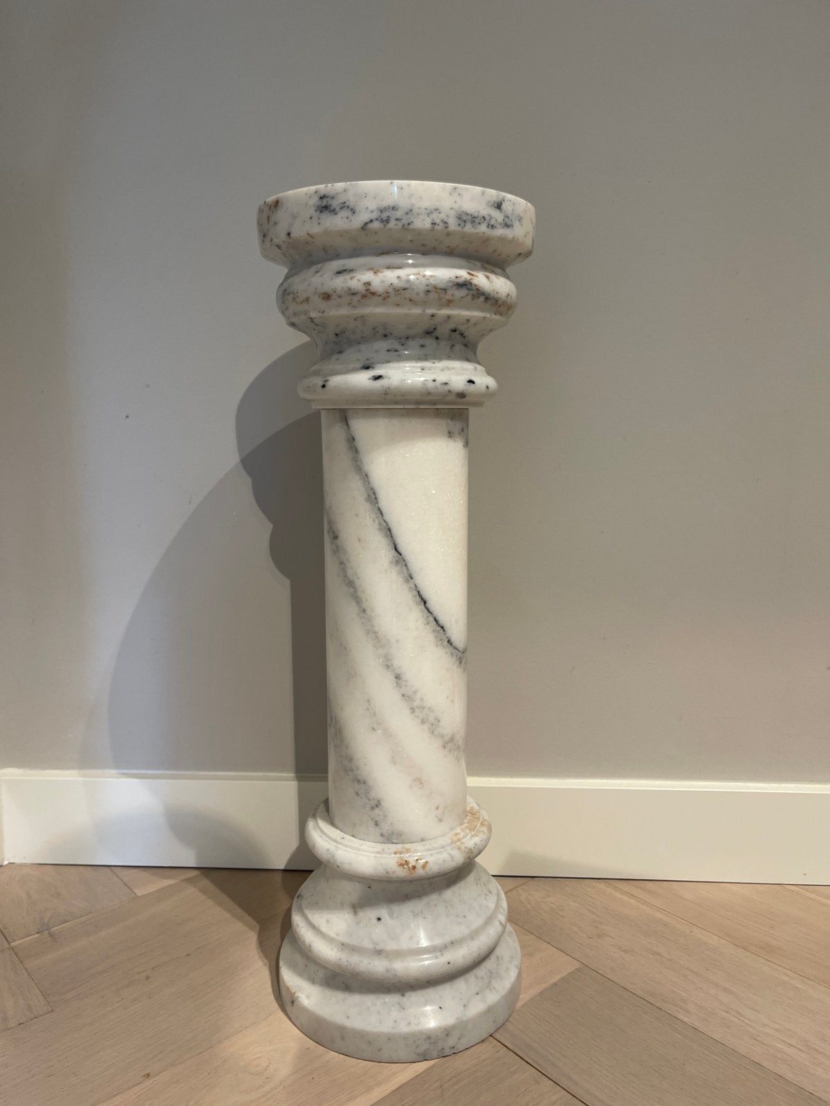 Elegante marmeren zuil - perfect voor kunst of planten, Ophalen, Gebruikt