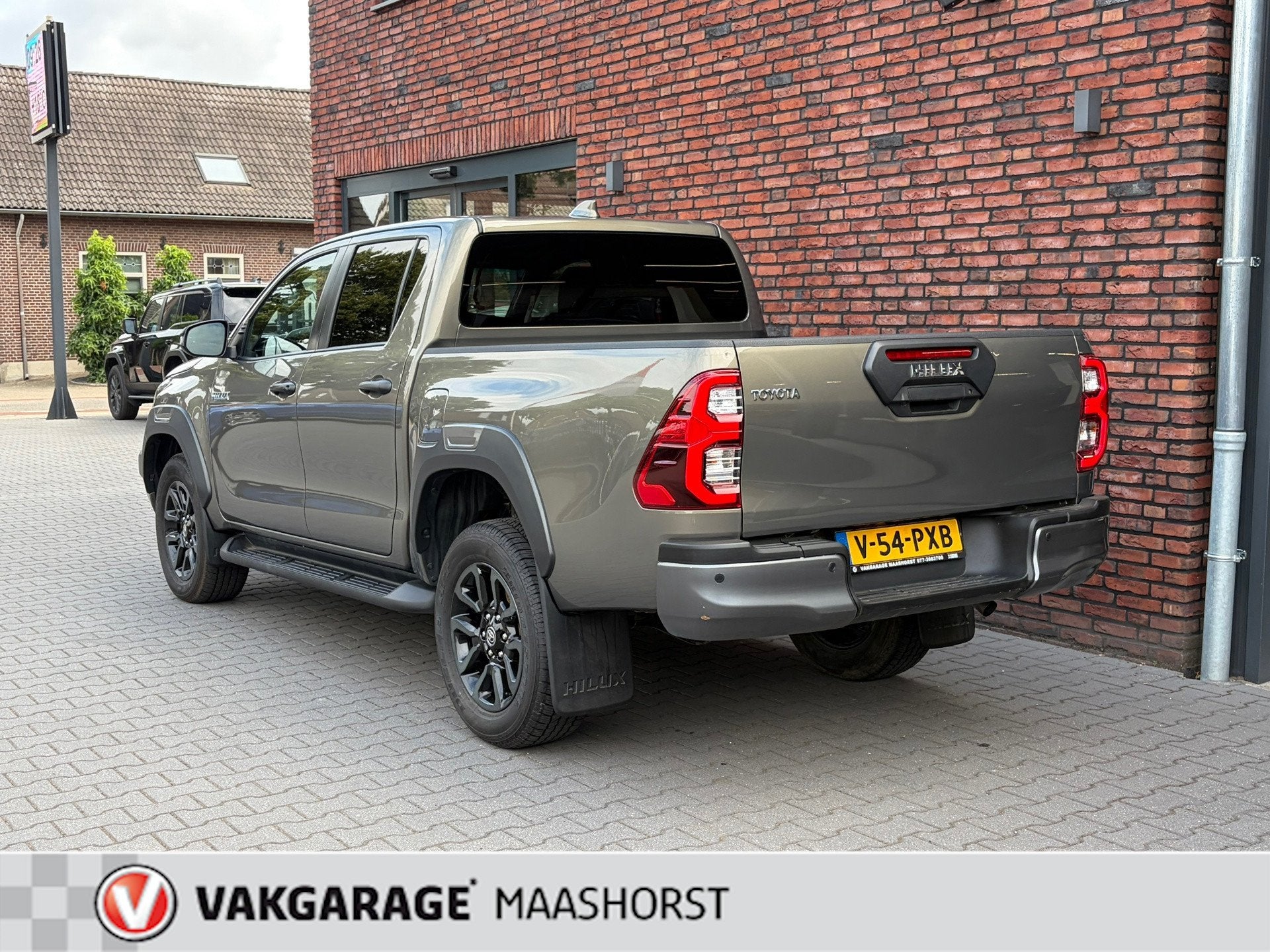 Toyota HiLux 2.8 D 4WD Invincible AchteruitrijCam/Adapt.Crui, Automaat, Gebruikt, 4 cilinders, Bedrijf