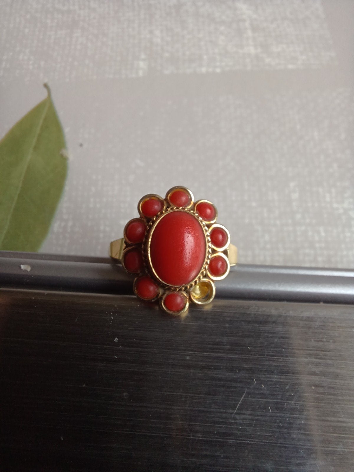 14 krt gouden damesring met bloedkoraal, Sieraden, Tassen en Uiterlijk, Ophalen of Verzenden, Zo goed als nieuw, Dame, Goud
