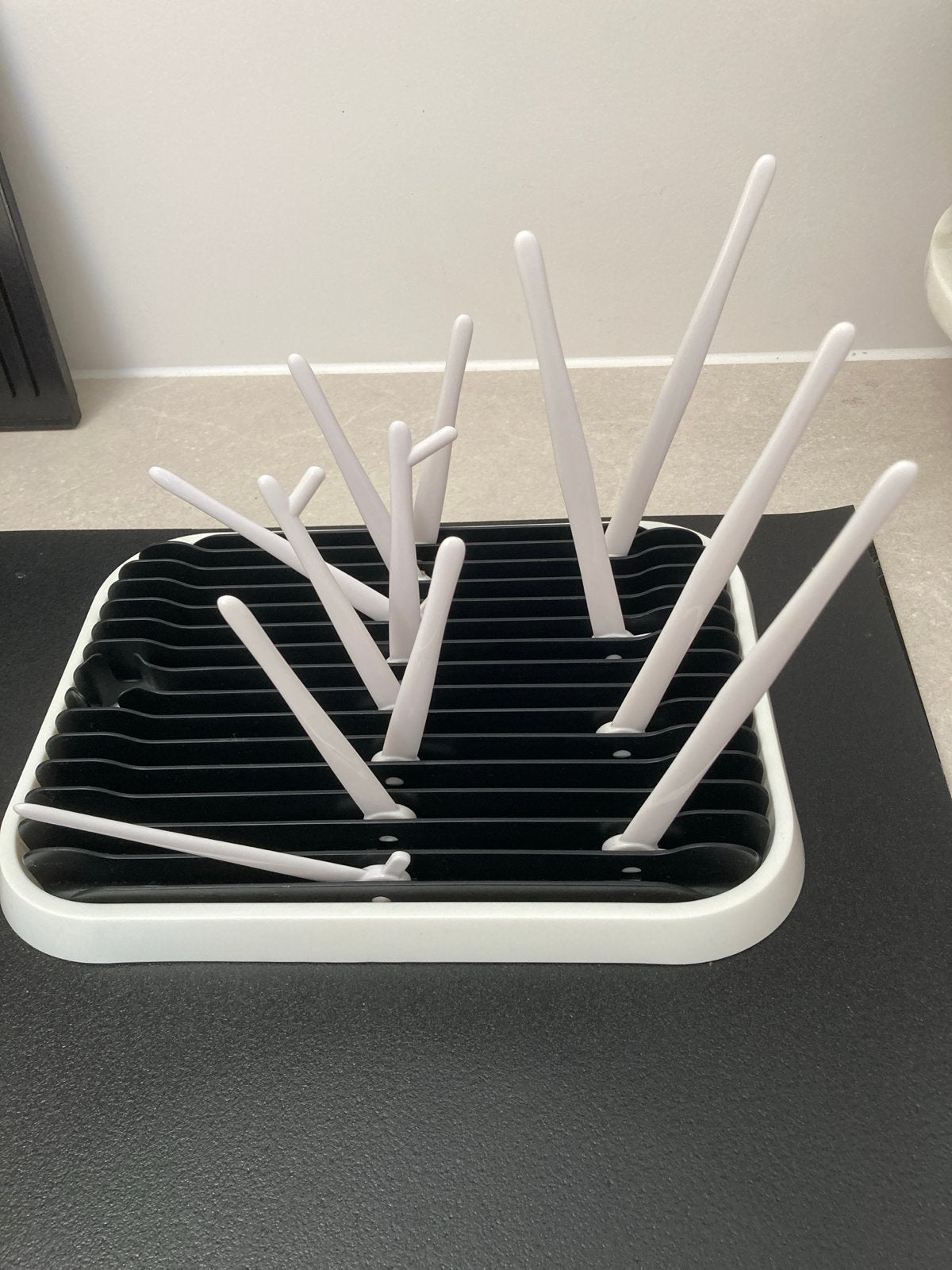 Compact zwart-wit afdruiprek voor babyflessen, Ophalen of Verzenden, Nieuw, Overige typen
