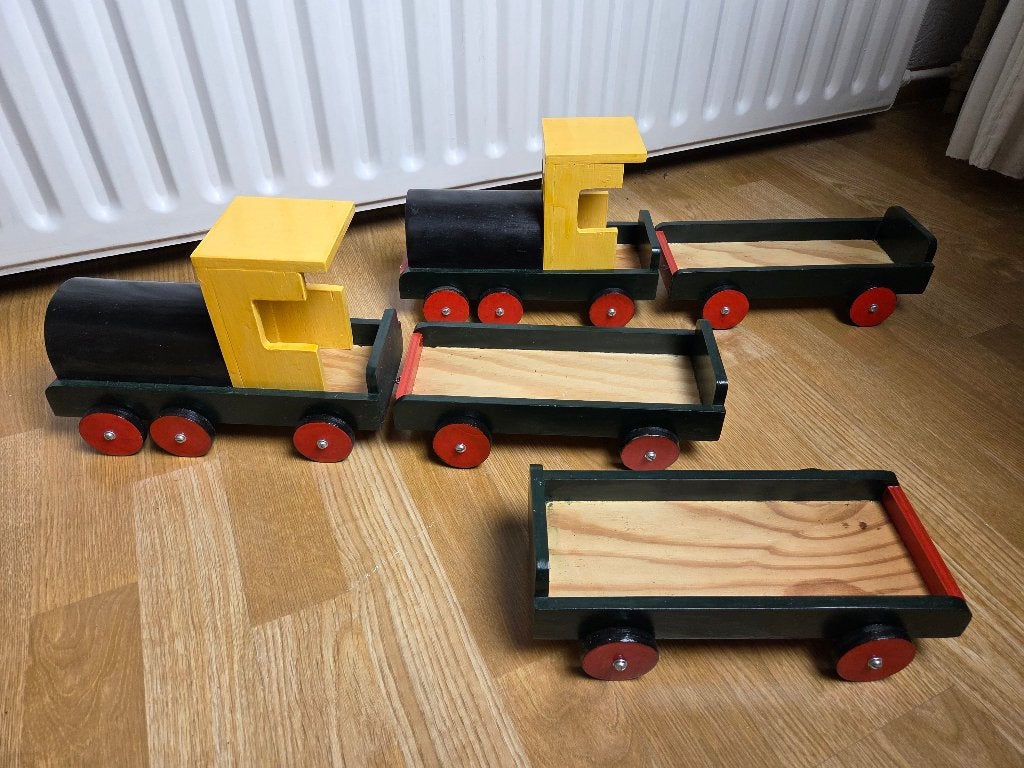 houten trein set (2x locomotief, 3x wagon), houten speelgoed, Ophalen of Verzenden, Gebruikt, Duw- of Trekspeelgoed