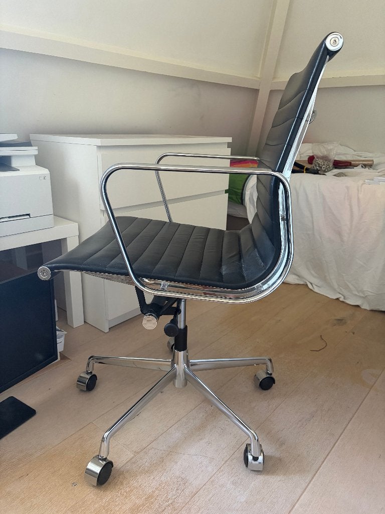Bureaustoel van zwart leer, lage rugleuning, Ophalen, Gebruikt, Zwart, Bureaustoel
