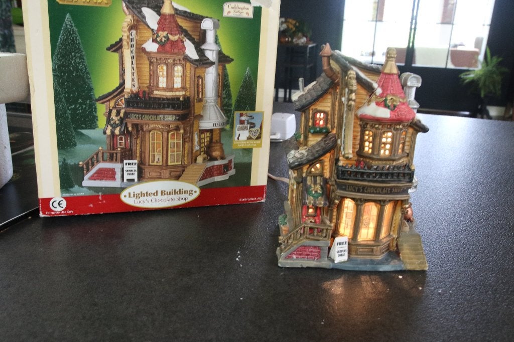 Lemax Lucy's chocolate shop voor een kerstdorp, Diversen, Ophalen of Verzenden, Gebruikt