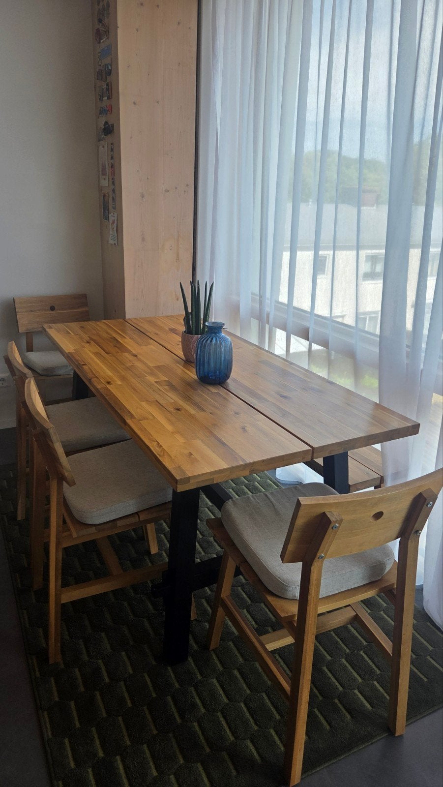 Robuuste eettafel met 4 stoelen en 2 bankjes, Huis en Inrichting, Tafels | Eettafels, Overige houtsoorten, Gebruikt, Vijf personen of meer