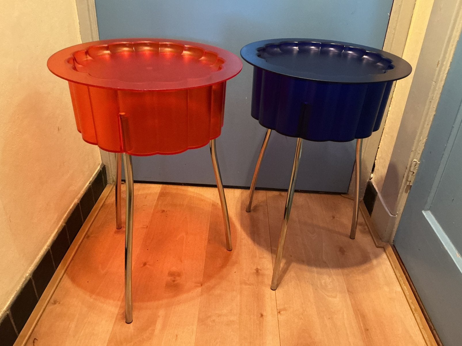 IKEA HATTEN bijzettafeltjes- 2 stuks, Kunststof, Vintage design, Rond, Zo goed als nieuw