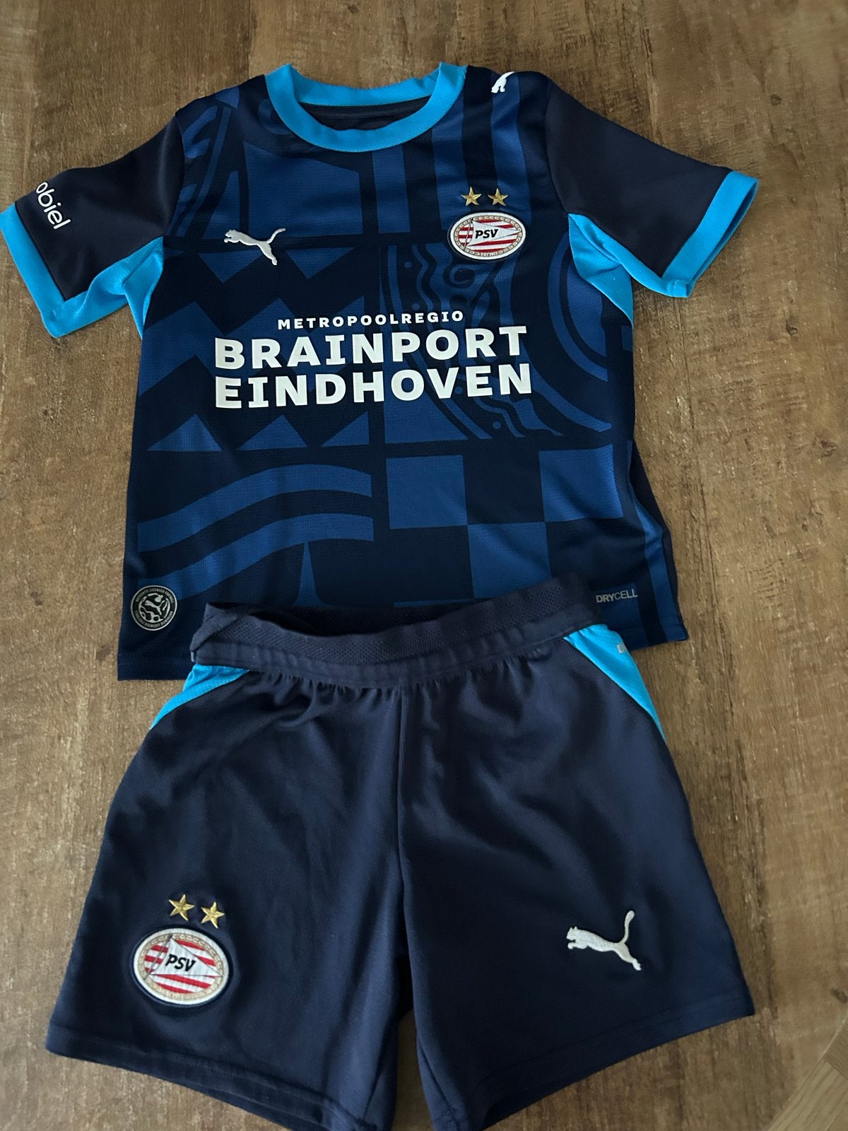 PSV Thuistenue Kinderen - Shirt en Broekje maat 128, Sport en Fitness, Voetbal, Maat XS of kleiner, Ophalen of Verzenden, Nieuw
