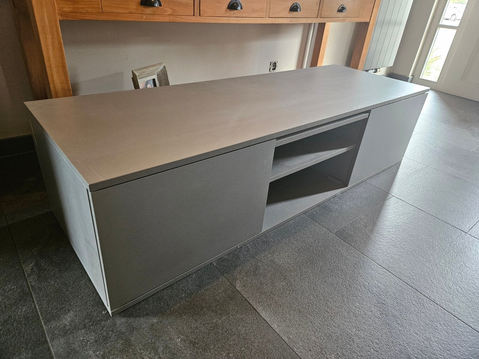 Grijze ophangbare Tv meubel, Ophalen, 150 tot 200 cm, Zo goed als nieuw, Minder dan 100 cm