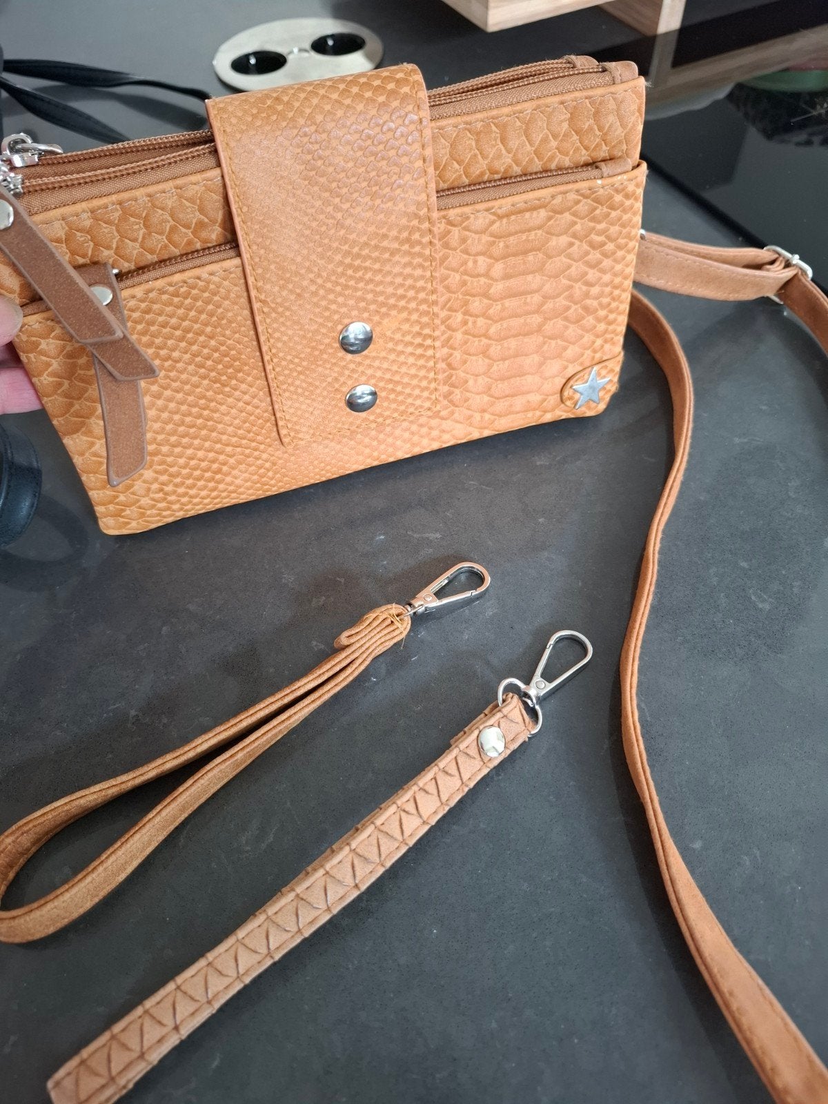 Trendy camelkleurige oker schoudertas/telefoontasje uitst st, Sieraden, Tassen en Uiterlijk, Ophalen of Verzenden, Gebruikt, Bruin