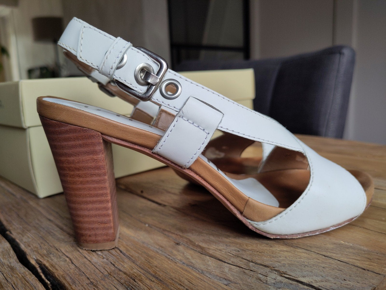 Unisa sandalen met hak - wit - maat 37, Kleding | Dames, Schoenen, Wit, Unisa, Gedragen, Sandalen of Muiltjes