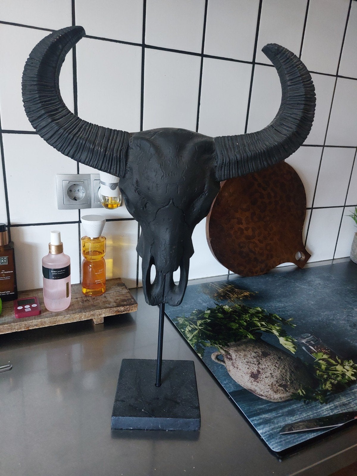 mooie zwarte buffel op standaard, Ophalen, Zo goed als nieuw
