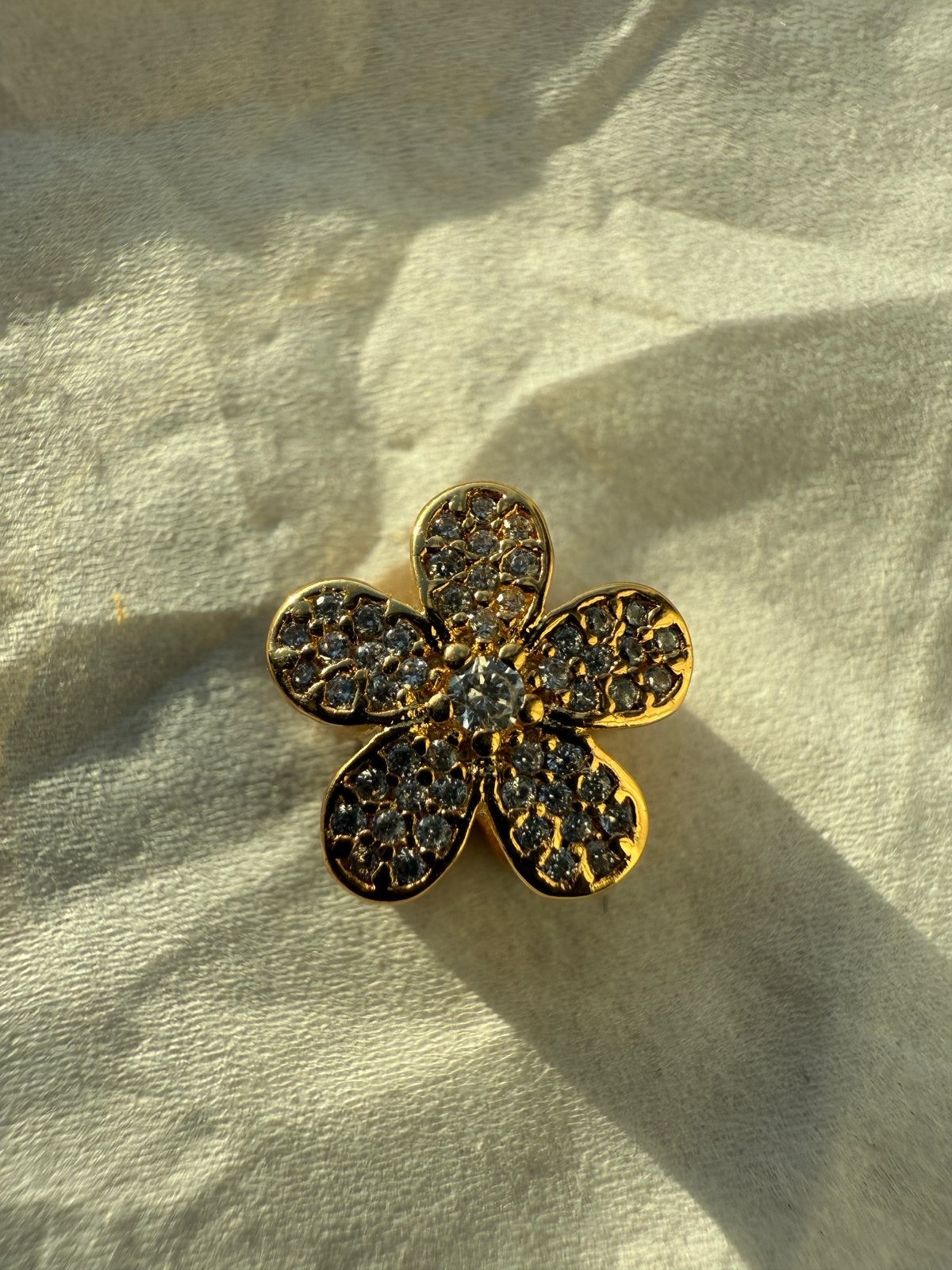 Gouden bloem bedel voor pandora armband met strass, Sieraden, Tassen en Uiterlijk, Broches, 4 tot 7 cm, Ophalen of Verzenden, Zo goed als nieuw