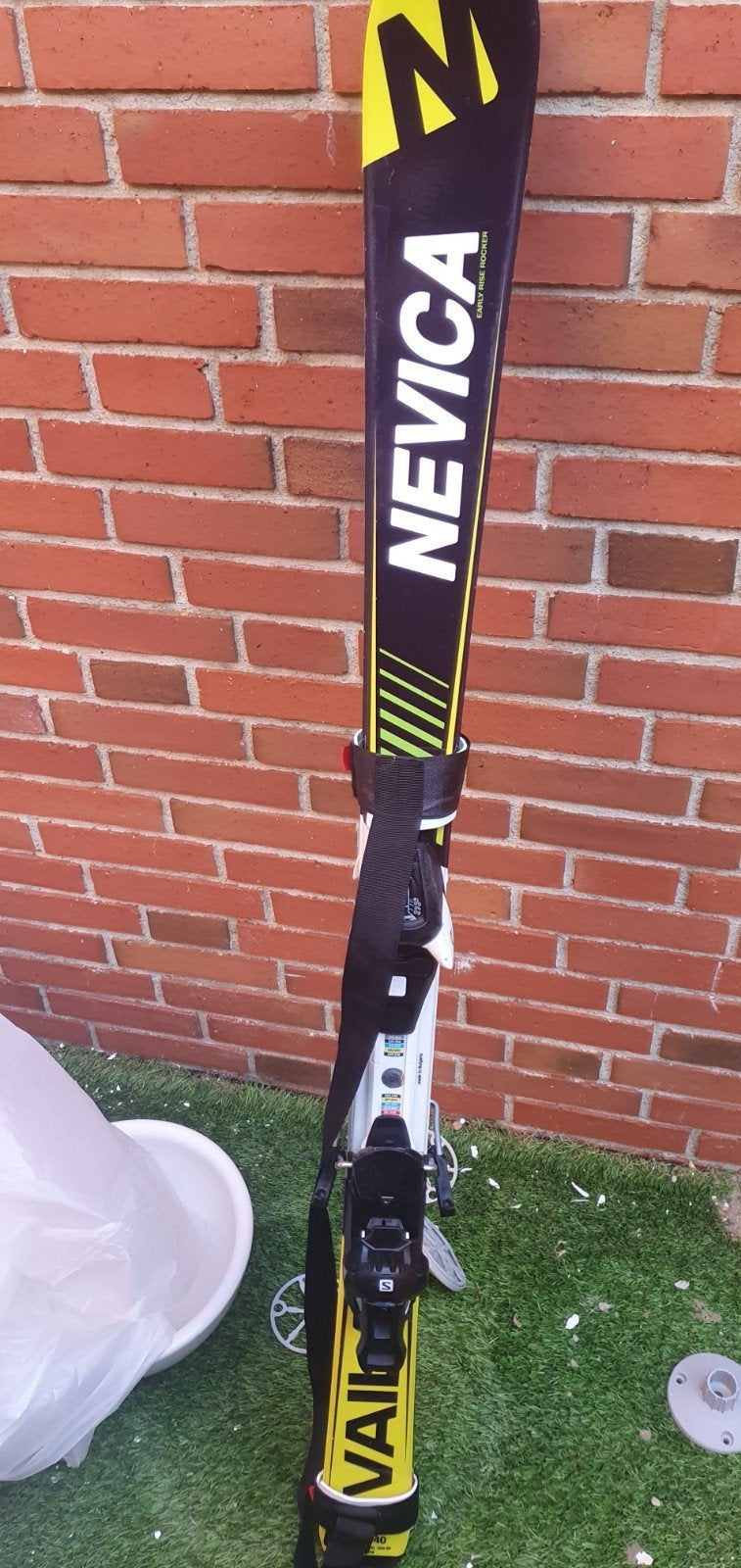 Set Nevica Veil skien met Salomon bindingen - 140cm, Sport en Fitness, Overige merken, 100 tot 140 cm, Ophalen of Verzenden, Zo goed als nieuw