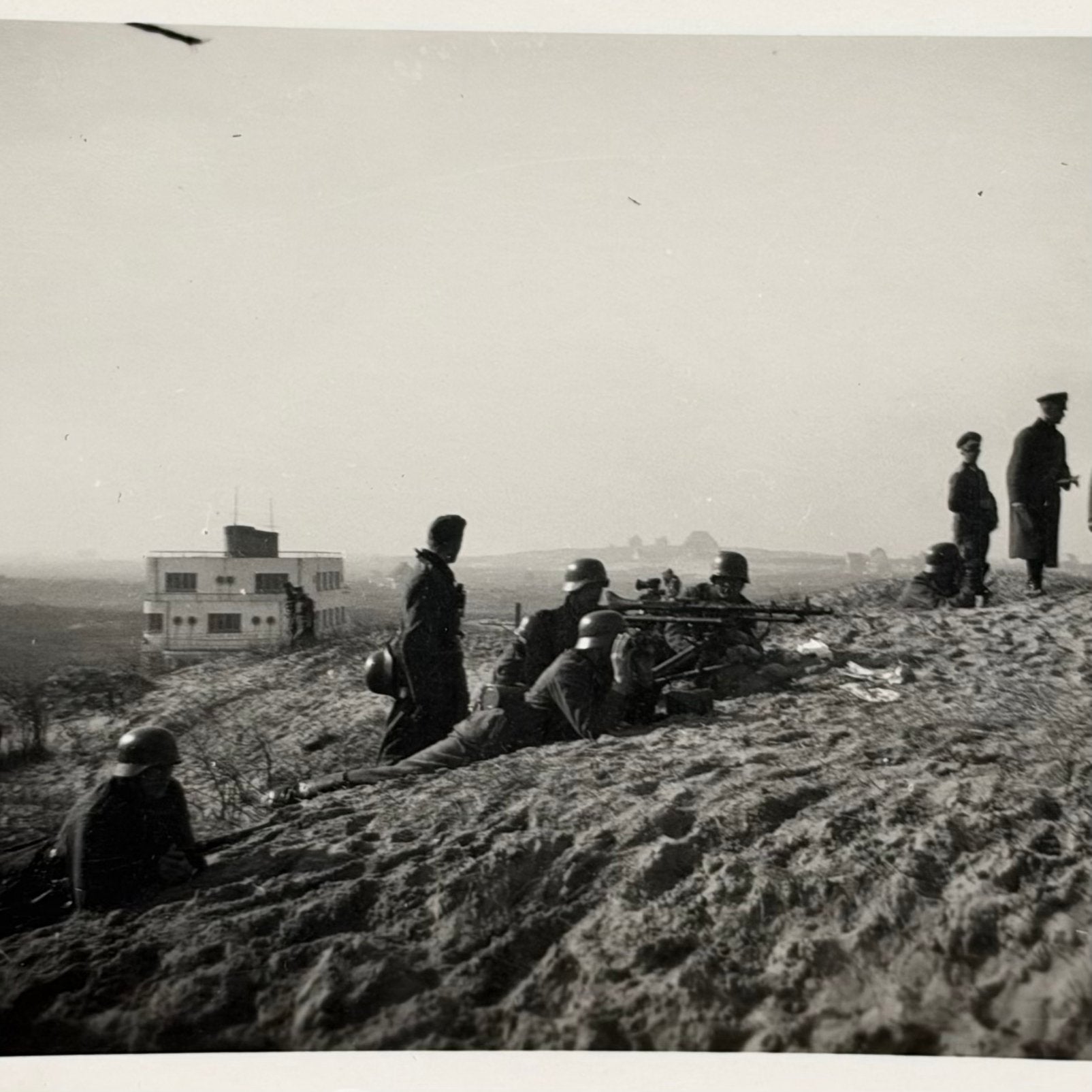2x Duitse Mg34 foto’s in Oostduinkerke 1941, Verzamelen, Ophalen of Verzenden, Duitsland, Foto of Poster
