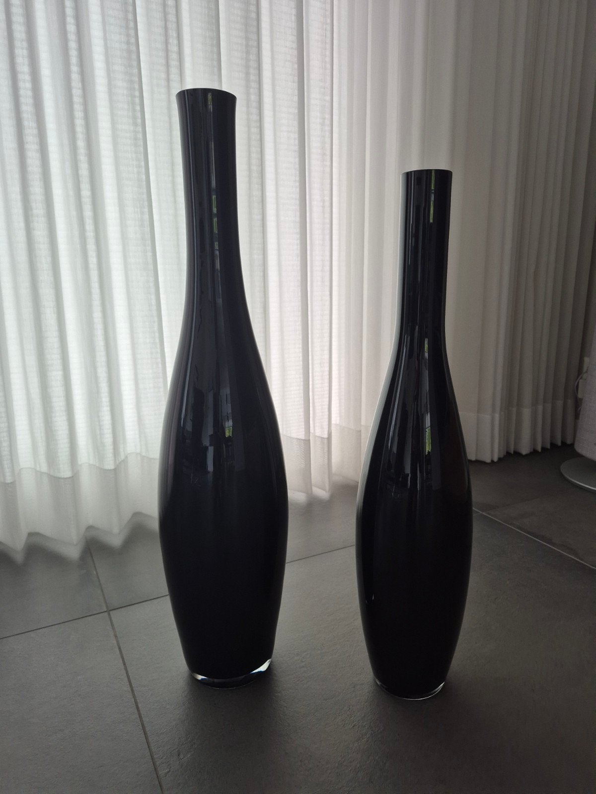 Set van 2 zwarte decoratieve vazen - 70 cm en 80 cm hoog, Antiek en Kunst, Antiek | Vazen, Ophalen