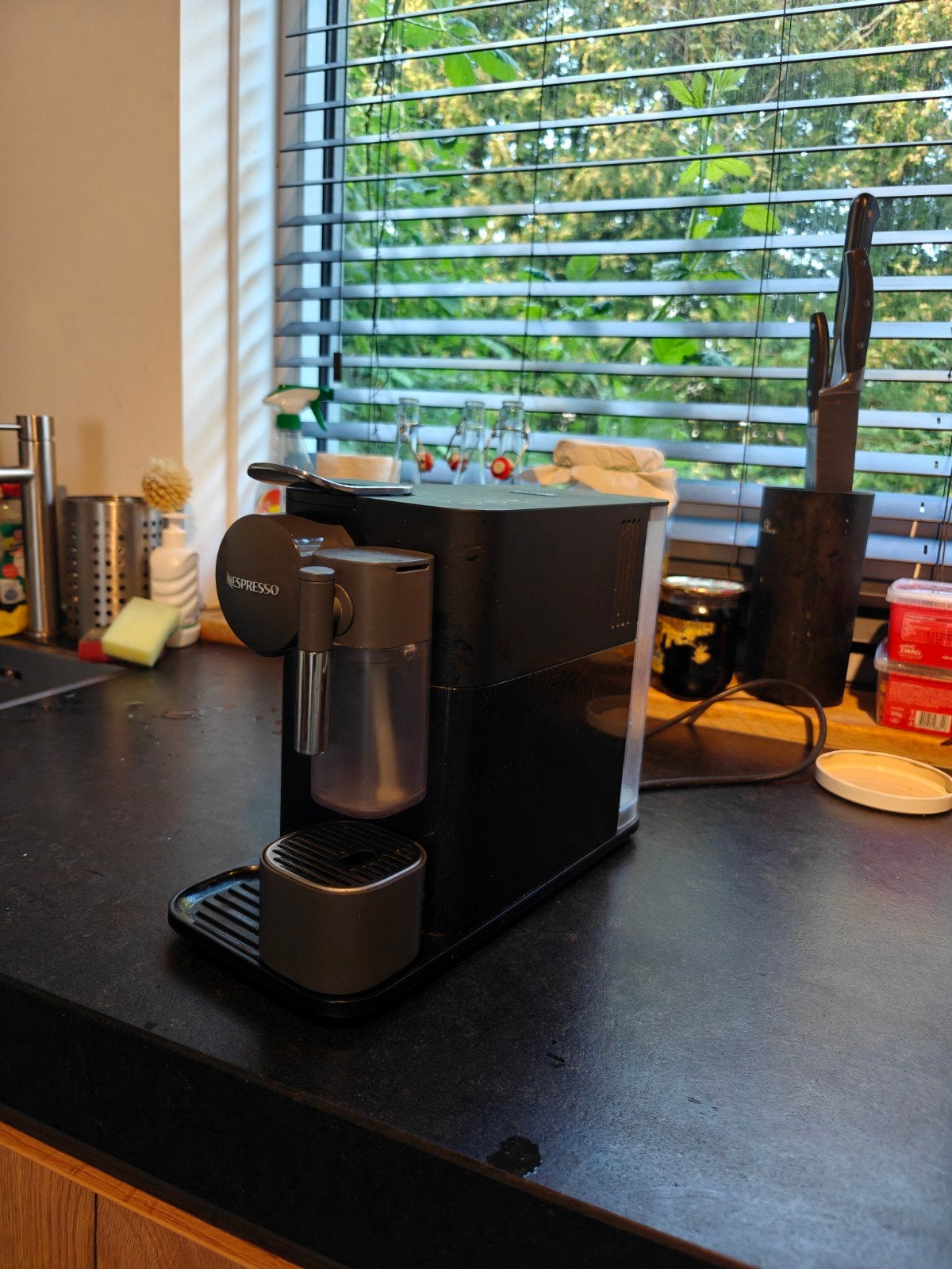 Nespresso  > De'Longhi Lattissima One + gratis zack cup ho, Gebruikt, Koffiemachine, Ophalen of Verzenden, 1 kopje