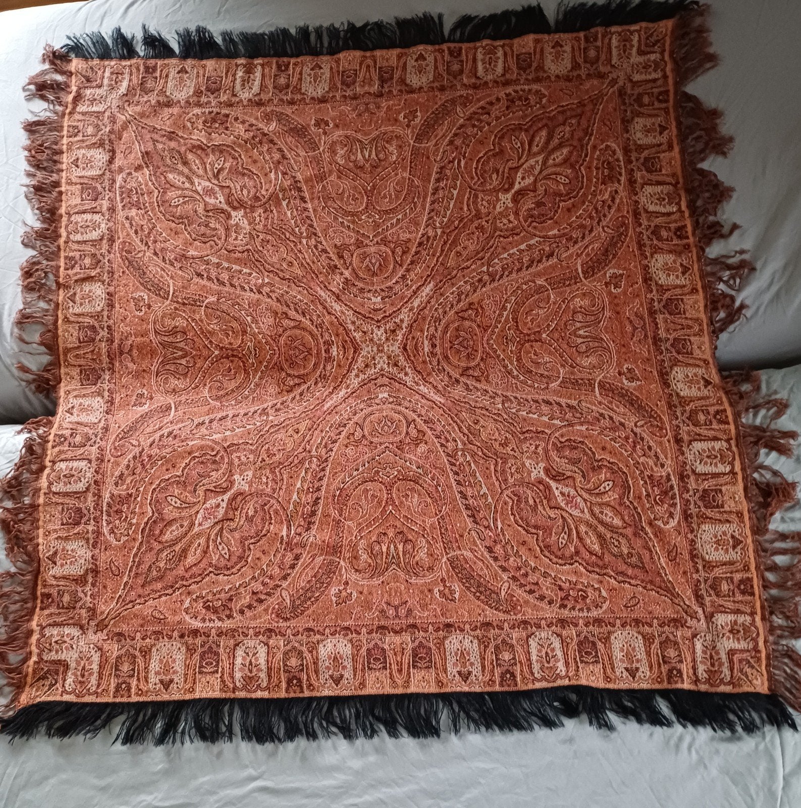 Oude Worteldoek met Franjes 120 x 130 cm voor € 15, Ophalen
