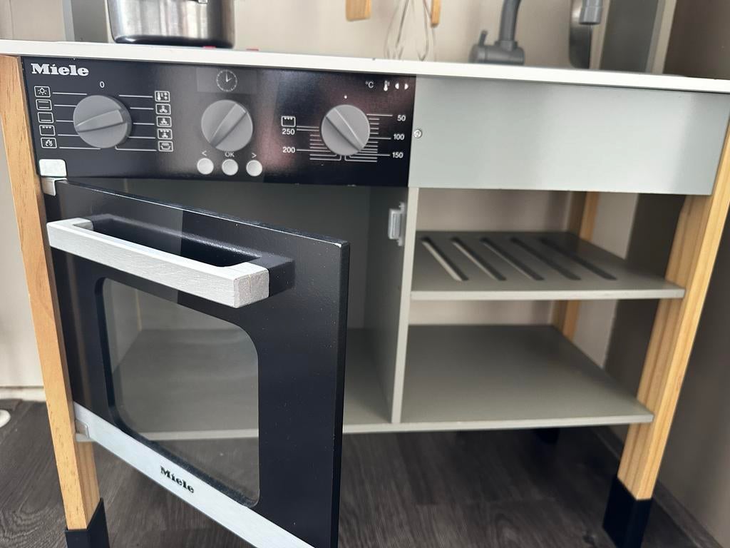 Miele speelkeuken met oven en magnetron, Kinderen en Baby's, Speelgoed | Speelkeukens, Ophalen, Zo goed als nieuw, Hout, Speelkeuken
